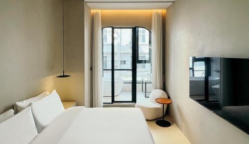 Classic Double Room - Street view