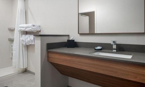 Queen Room with Two Queen Beds and Adapted Tub - Mobility Accessible