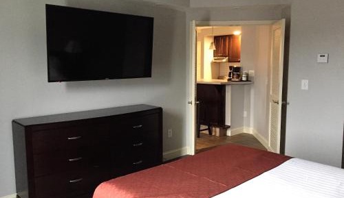 Deluxe Queen Suite