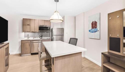 One-Bedroom King Suite with Panoramic View