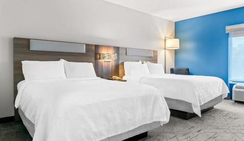 Standard Queen Room with Two Queen Beds and Mobility Accessible Tub