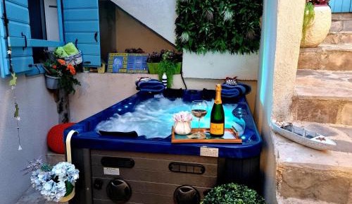 One-Bedroom Apartment with Jacuzzi