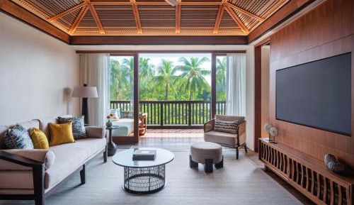 Premium One-Bedroom King Suite with Garden View