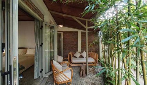 Bungalow with Garden View