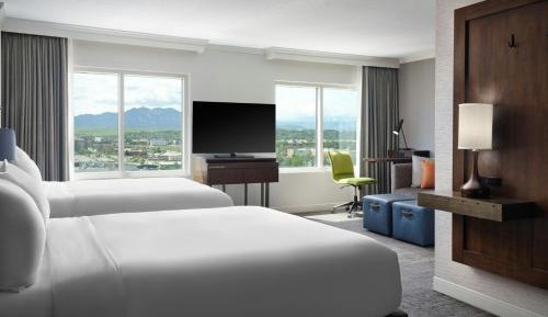 Queen Studio Suite with Sofa Bed and Mountain View