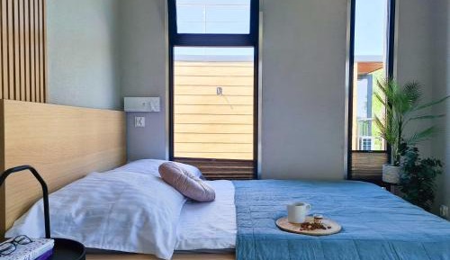 One-Bedroom House Boat
