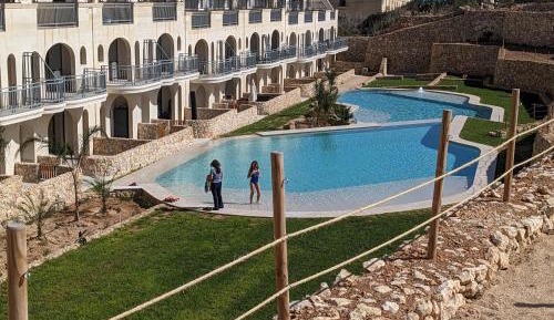 Apartment with Pool View 