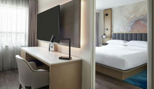 One-Bedroom Junior King Suite - Club Lounge Access