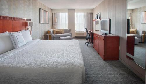 Larger Guest room, 1 King, Sofa bed