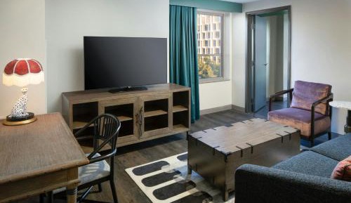 Junior Queen Suite with City view
