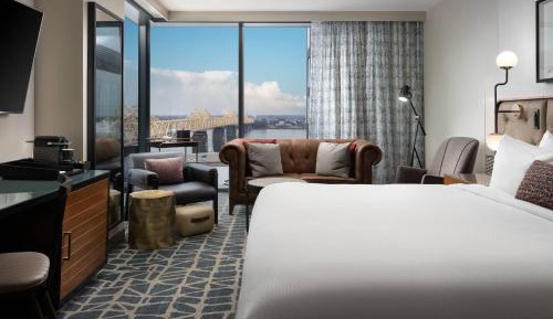 Guest room, 1 King, River view, Corner room