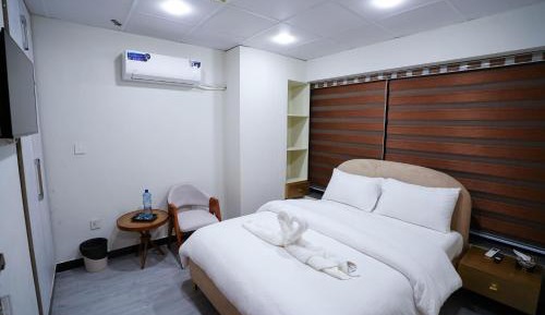 Deluxe Queen Room