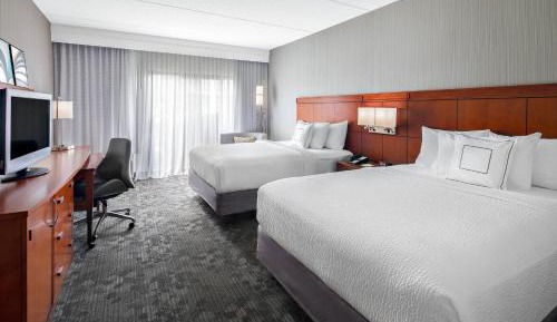 Newly Renovated, 1 Bedroom 2 room Suite, 2 Queen, Sofa bed