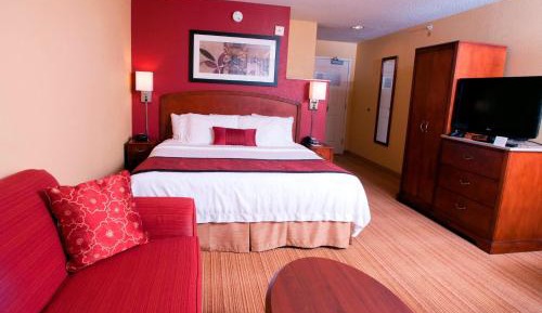 King Room with Adapted Tub - Mobility and Hearing Accessible