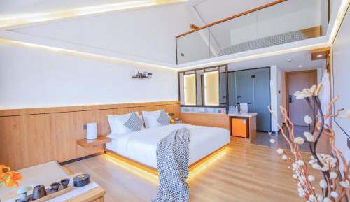Suite with Lake View