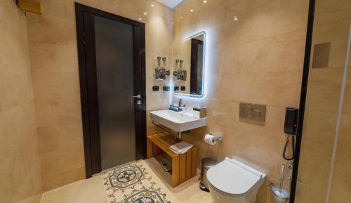 Deluxe Queen Suite