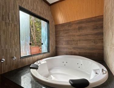 Queen Suite with Spa Bath