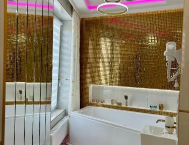 Deluxe Queen Suite