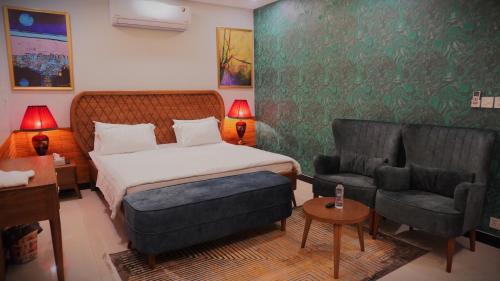 Deluxe Room (2 Adults + 1 Child)