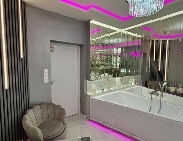 Deluxe King Suite