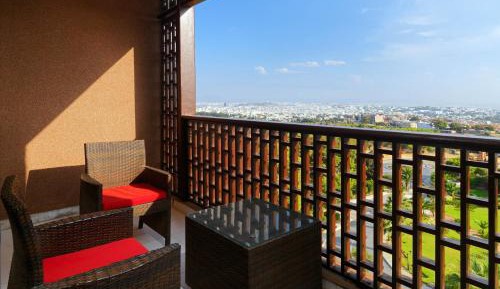 Club level, Junior Suite, 1 King, Pool access, Balcony