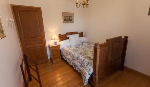 Single Room with Shared Bathroom