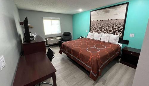 Deluxe King Room - Non-Smoking