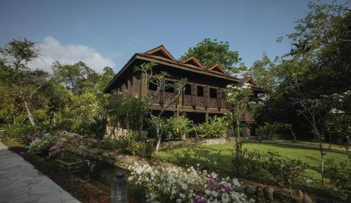 Villa with Garden View