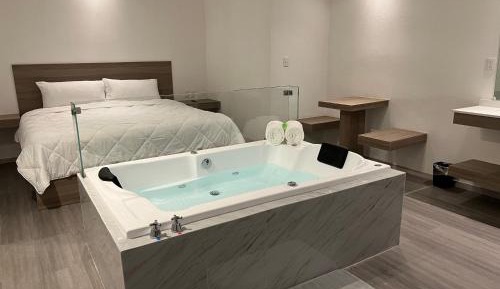 Deluxe Suite with Spa Bath