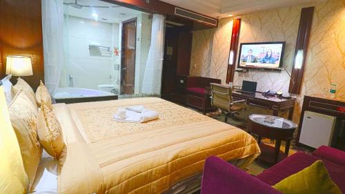 Executive Double or Twin Room with 15 min head or foot massage ,2hrs conference meeting room , free night club !(subject to availability)