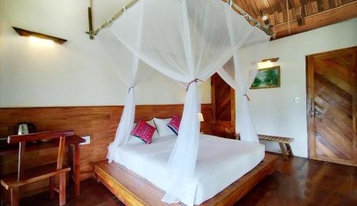 Connecting Room with Garden View