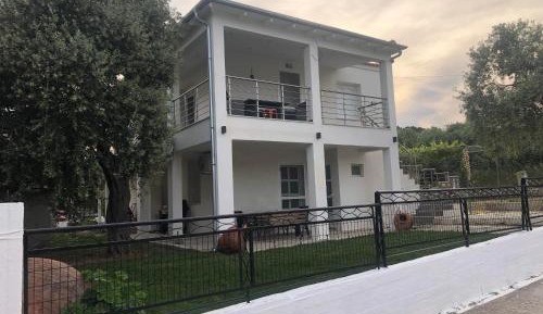 Deluxe Two-Bedroom Apartment with Garden View