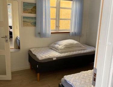 Double/twin room with own bathroom, shared kitchen and living room. - shared entrance 