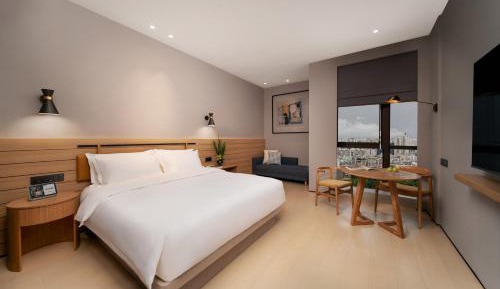 Deluxe King Room-City View