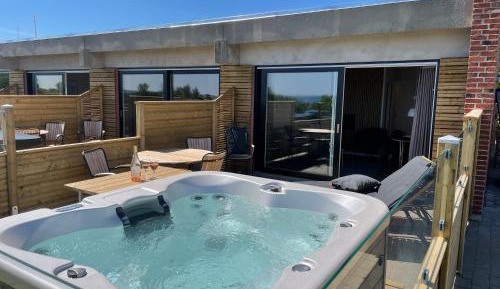 Deluxe One-Bedroom Apartment with Ocean View