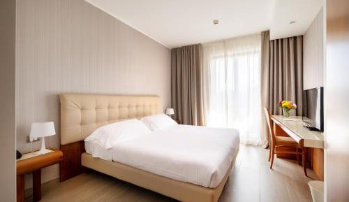 Superior Double Room with Pool View
