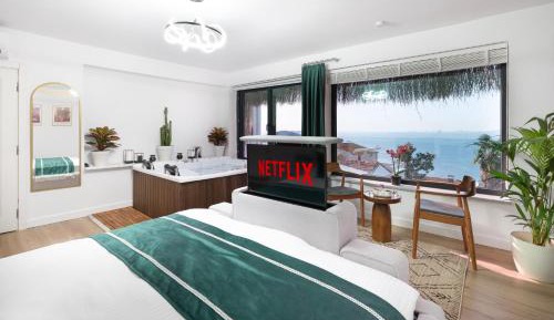Queen Room with Spa Bath