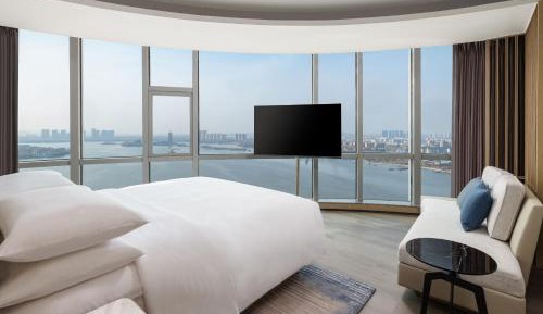 Lake View Suite