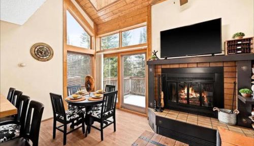 Two-Bedroom Apartment with Mountain View