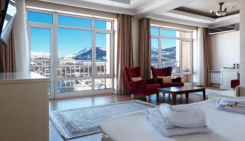 Suite with Mountain View