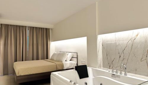 One-Bedroom Deluxe Apartment