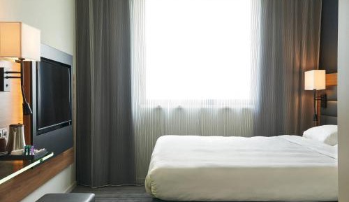 Moxyfied Family Sleeper, Larger Guest room
