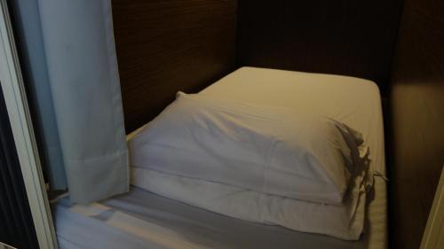 Single Bed in Mixed Dormitory Room