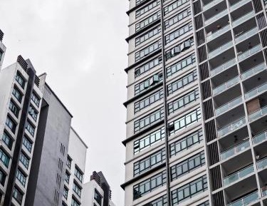 Three-Bedroom Apartment with Balcony