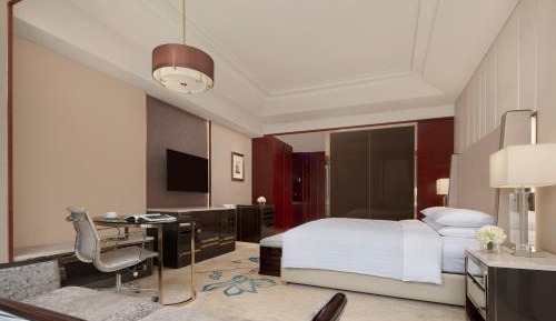 Studio Lake View King (1 piece of laundry free per night, except any heavy clothe)
