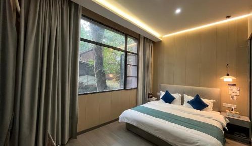 Deluxe Queen Room