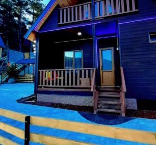 Apartment with Mountain View