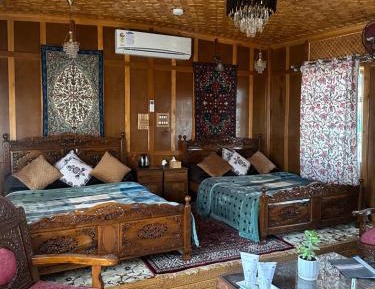 Deluxe Family Suite