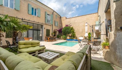 Apartment with Pool View 