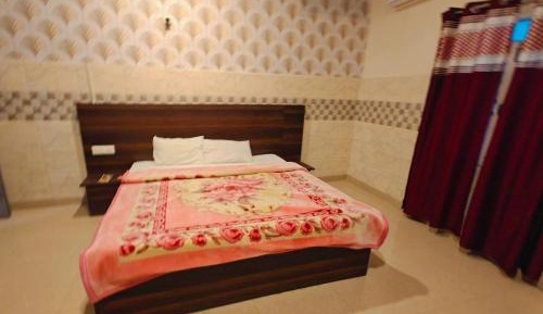 Deluxe Room (2 Adults + 1 Child)